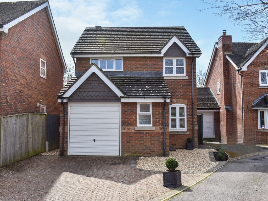 3 bed detached house for sale in Vitre Gardens, Lymington SO41, £