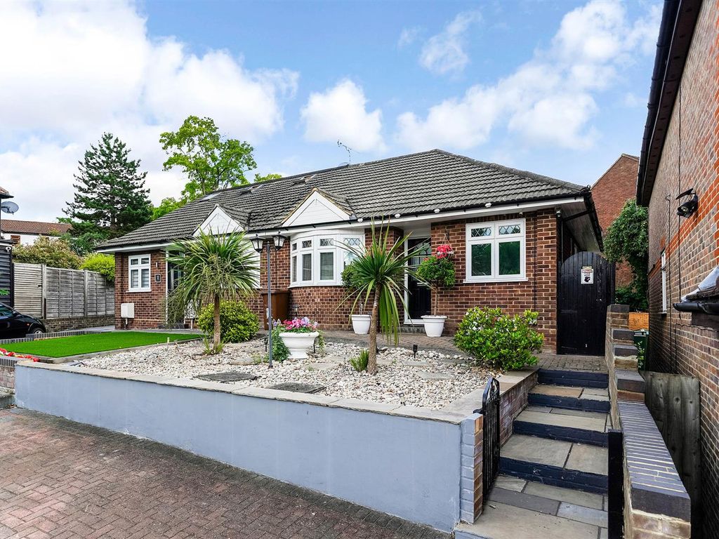 2 bed semidetached bungalow for sale in Kings Head Hill, London E4