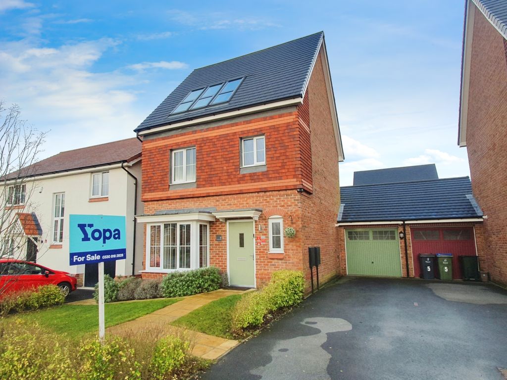 4 bed detached house for sale in Aynsley Drive, Cradley Heath B64, £