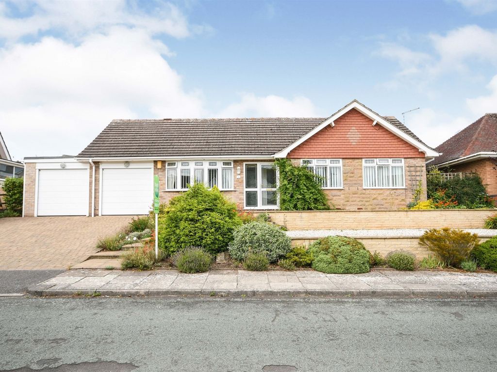 3 bed detached bungalow for sale in Chatsworth Close, Mansfield NG18
