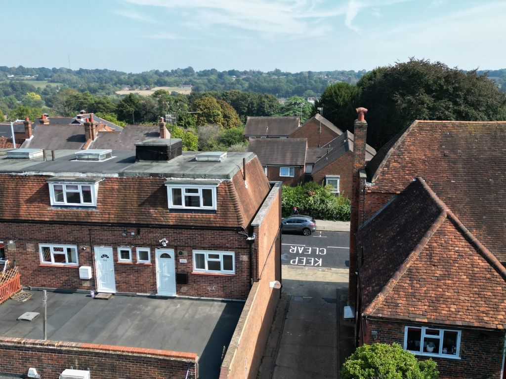 2 bed flat to rent in High Street, Kings Langley, Hertfordshire WD4, £