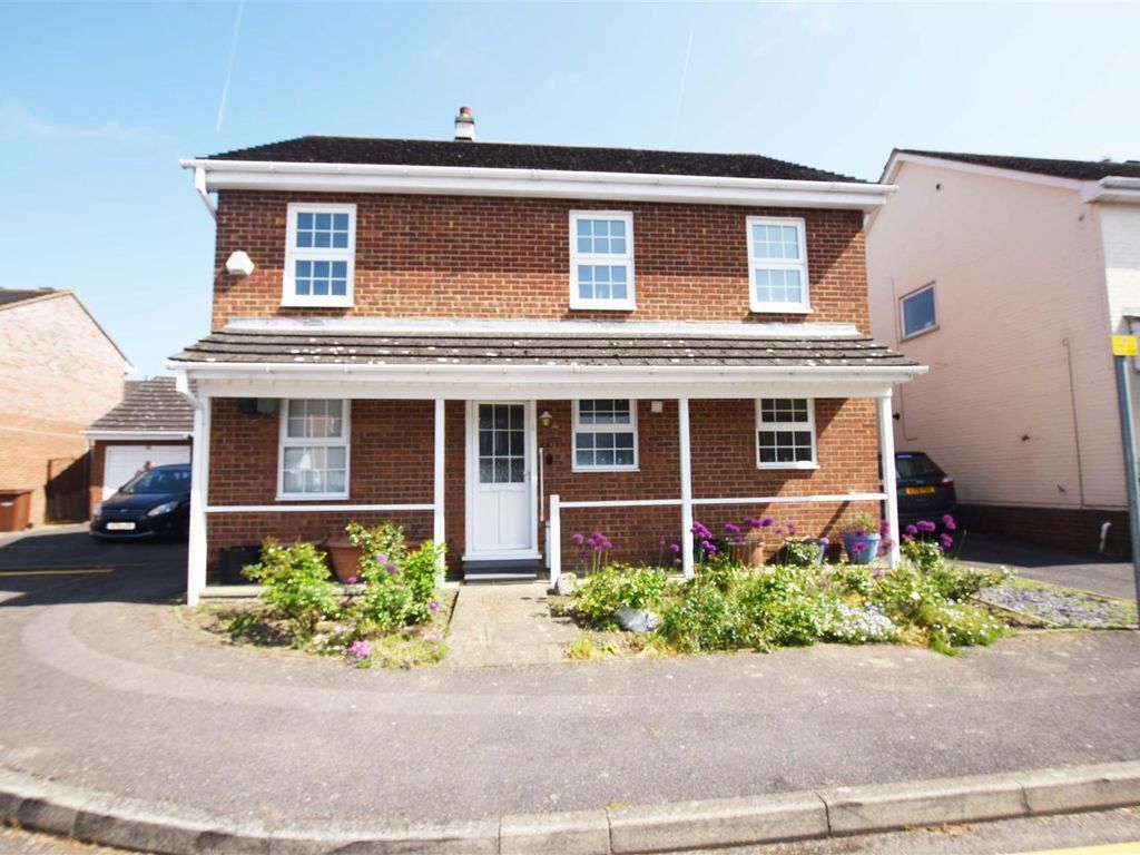 4 bed detached house for sale in Hurst Place, Rainham, Gillingham ME8