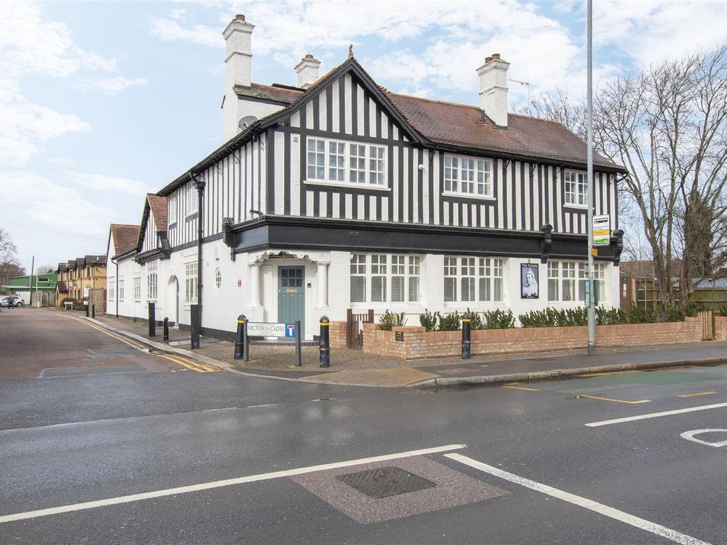 1 bed flat for sale in Victoria Gardens, Turners Hill, Cheshunt EN8