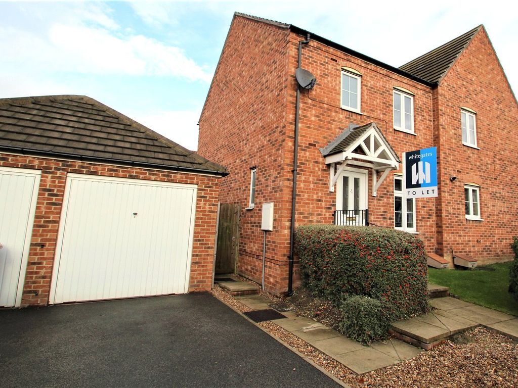 3 bed semidetached house to rent in Lake View, Pontefract, West