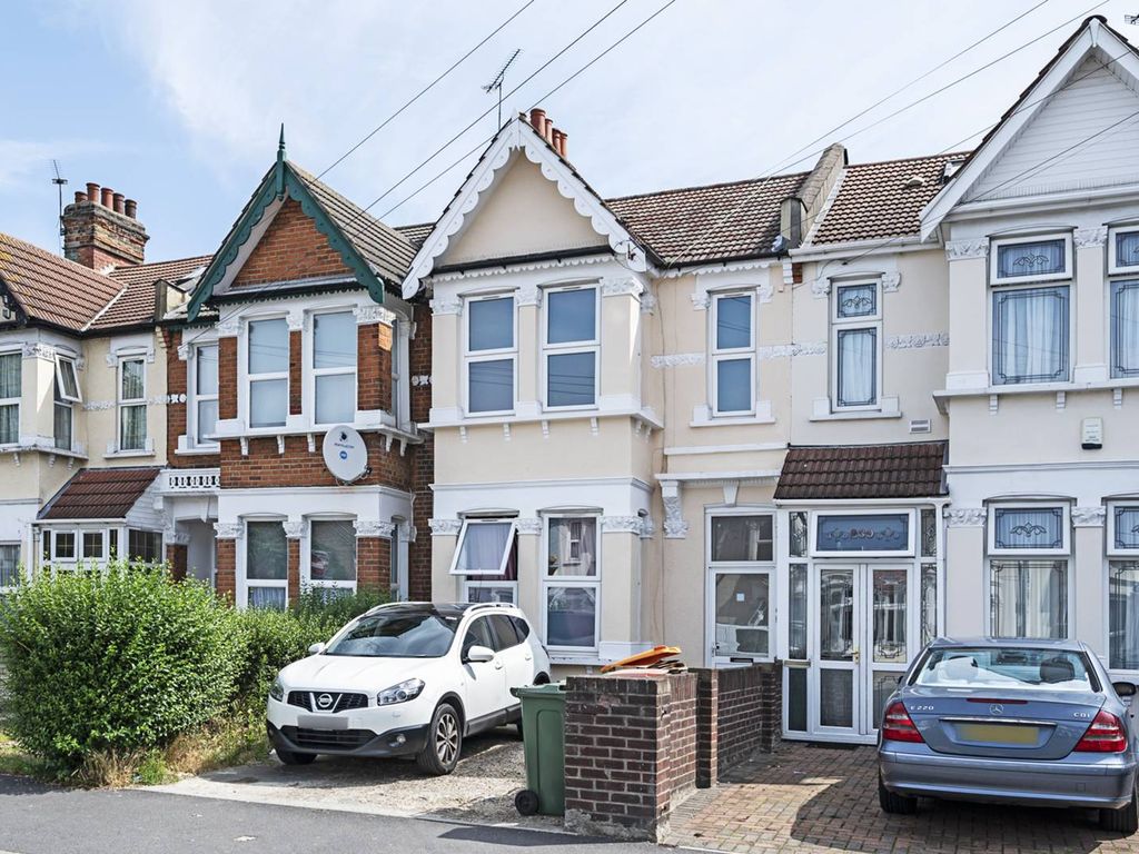 3 bed flat to rent in Shrewsbury Road, Forest Gate, London E7, £2,400