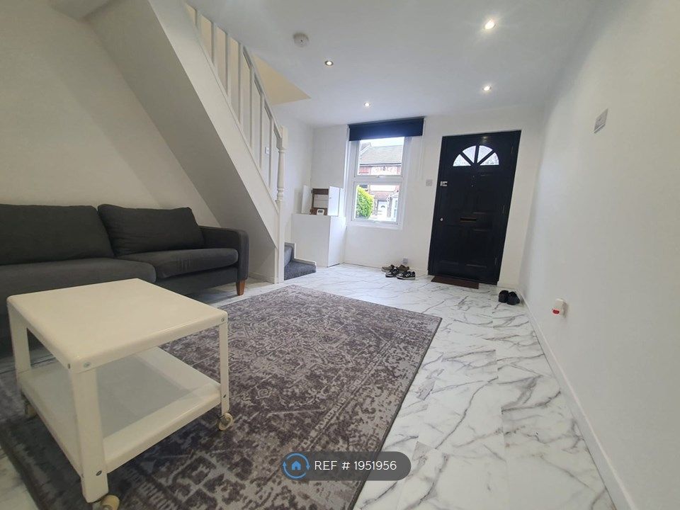 3 bed semidetached house to rent in Pinner Road, Watford WD19, £2,300