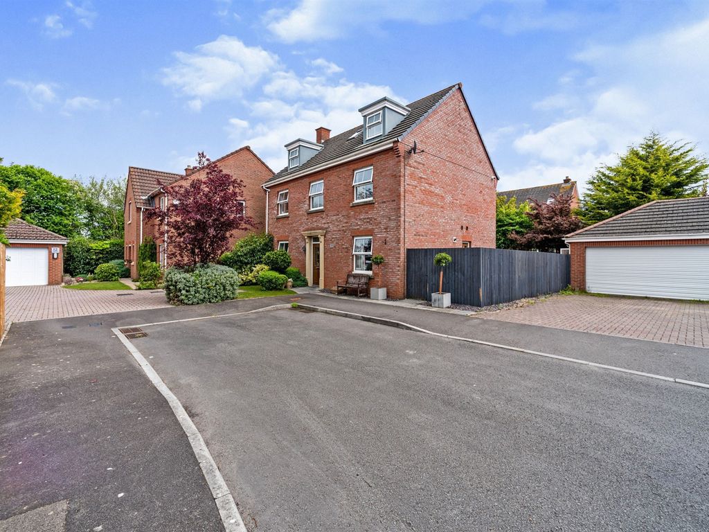 5 bed detached house for sale in Cambrian Drive, Marshfield, Cardiff