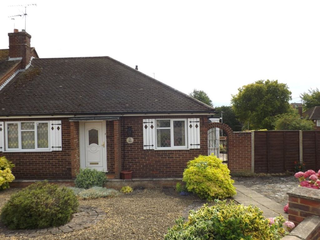 2 bed bungalow for sale in Langdale Road, Dunstable, Bedfordshire LU6