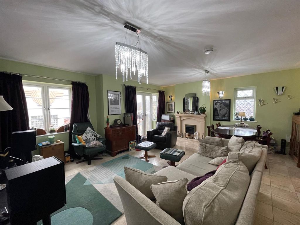 2 bed flat for sale in Southall Court, Lady Margaret Road, Southall UB1