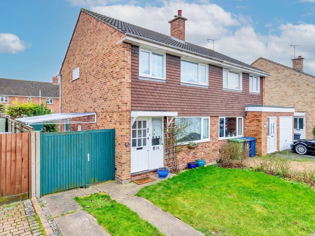 3 bed semidetached house for sale in Walnut Tree Close, Bassingbourn