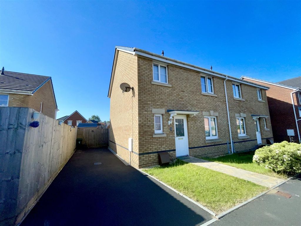 3 bed property to rent in Clos Pupren, Llanharry, Pontyclun CF72 Zoopla