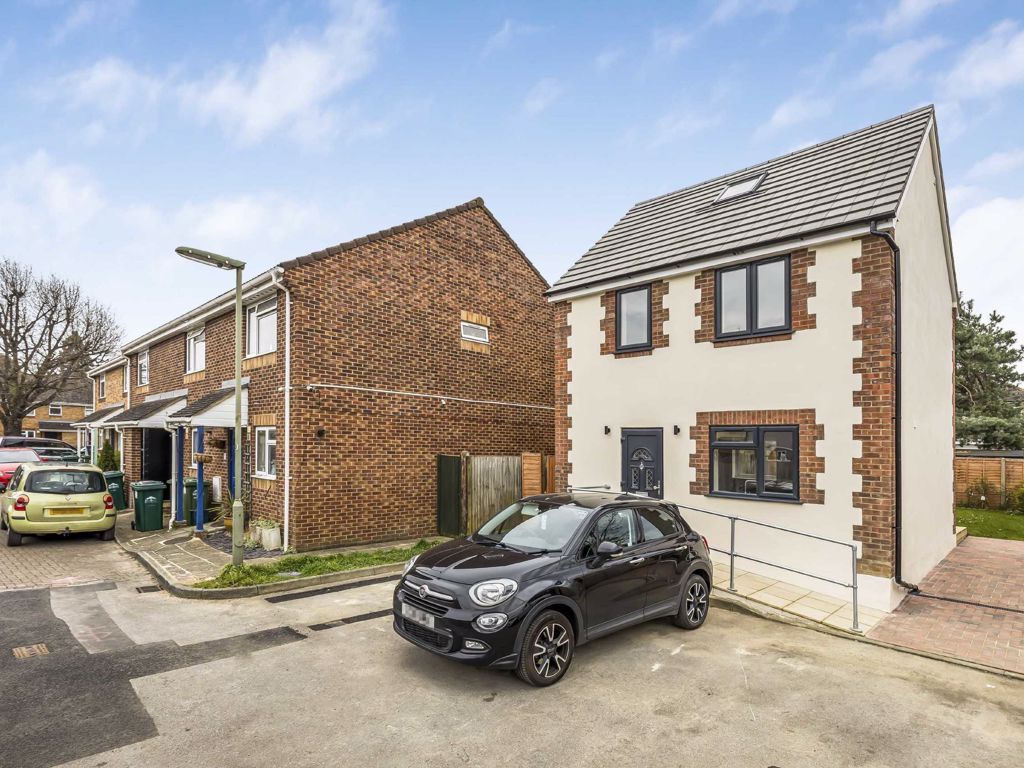 3 bed detached house for sale in Broad Oak, SunburyOnThames TW16 Zoopla