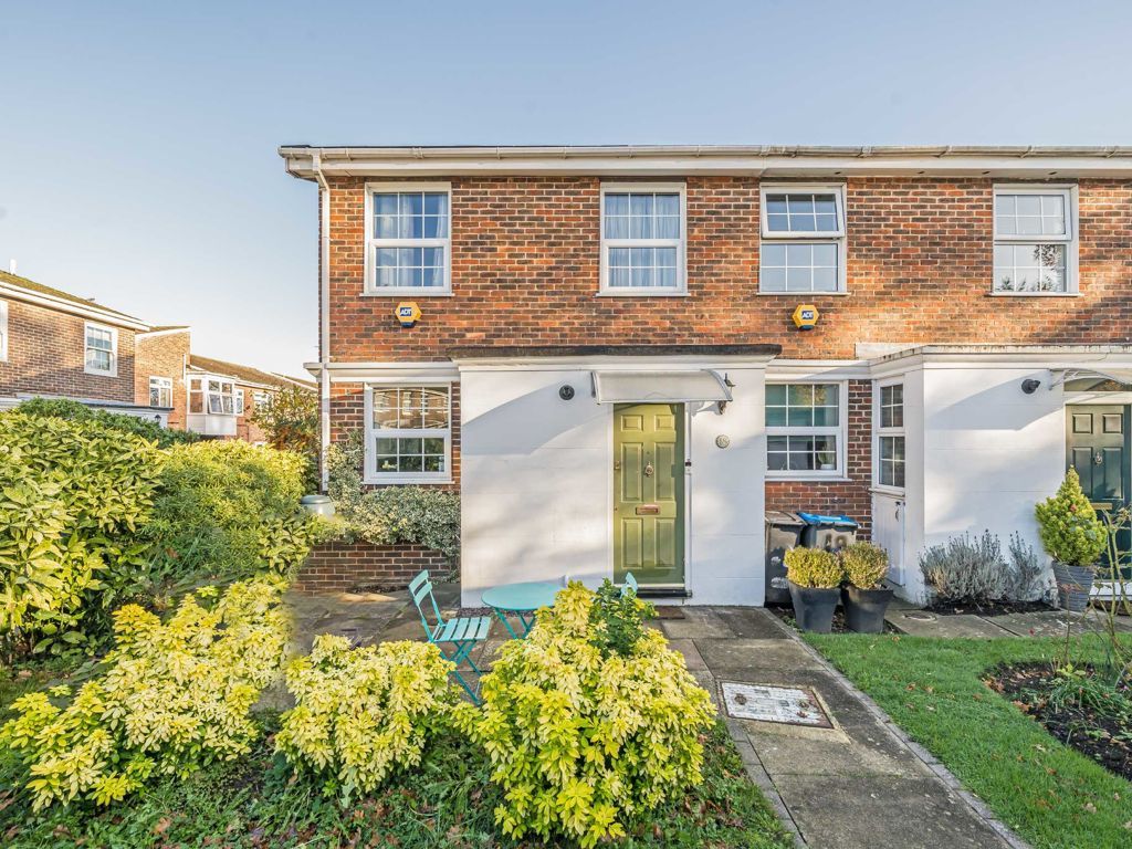 3 bed terraced house to rent in Spinney Close, New Malden KT3, £2,400