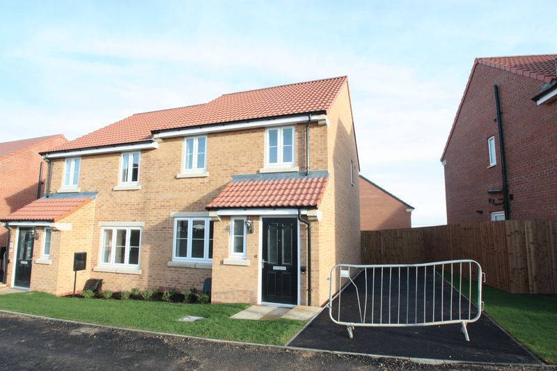 3 bed semidetached house to rent in Heather Drive, Pontefract WF8, £