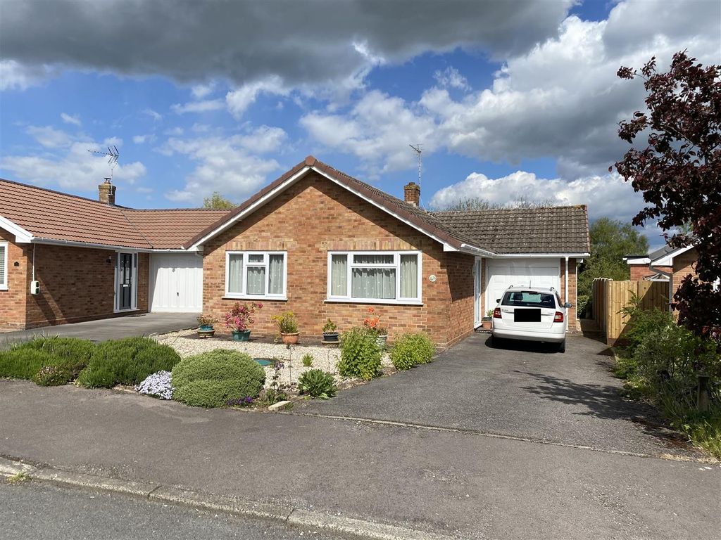 3 bed detached bungalow for sale in Hillview Lane, Twyning, Tewkesbury