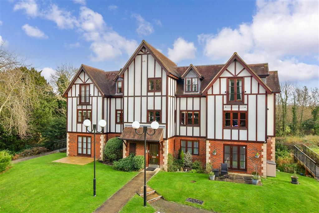 2 bed flat for sale in Eastbourne Road, South Godstone, Godstone