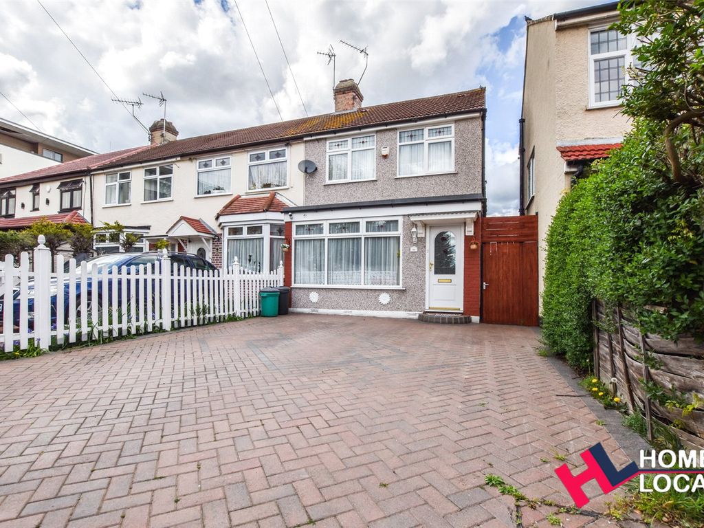 3 bed end terrace house for sale in Recreation Avenue, Romford, Essex