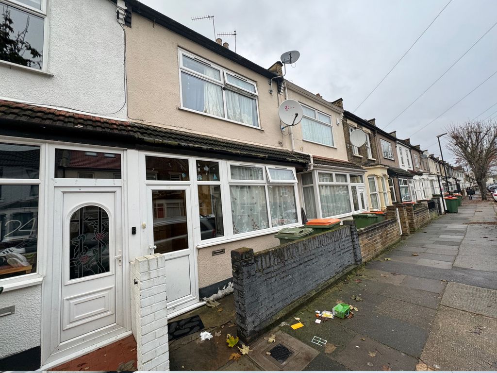 3 bed terraced house to rent in Holbrook Road, London E15, £2,600 pcm