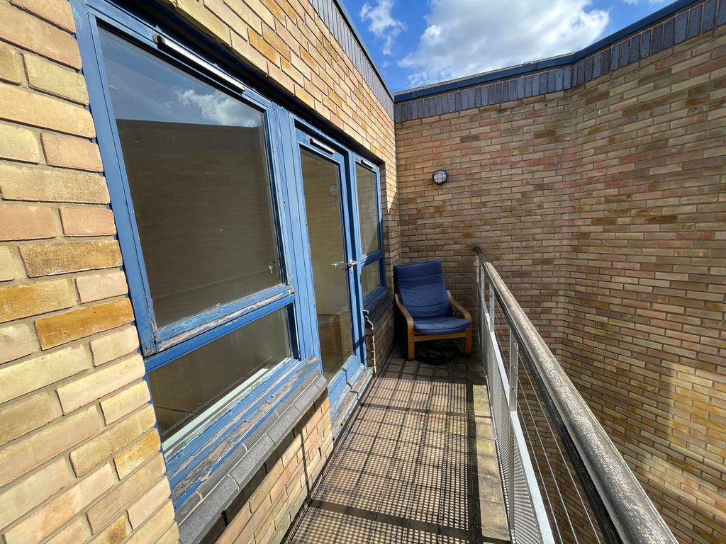 2 bed flat to rent in Wapping High Street, Wapping, London E1W, £2,350