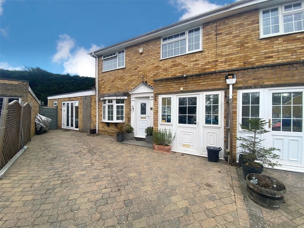 5 bed semidetached house for sale in Sidlaws Road, Farnborough