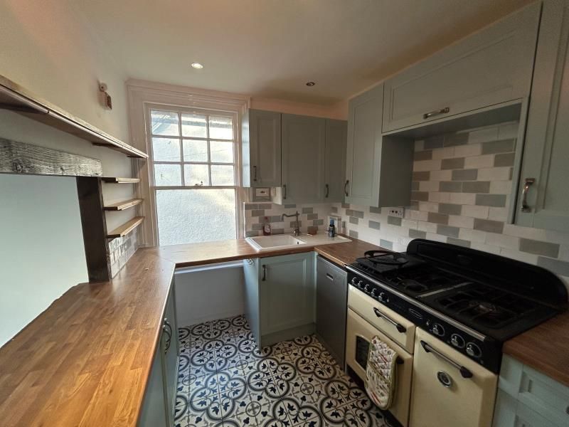 2 bed flat to rent in High Street, Bramley, Guildford GU5, £1,650 pcm