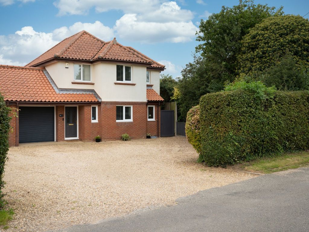4 bed linkdetached house for sale in Sandhole Lane, Little Plumstead