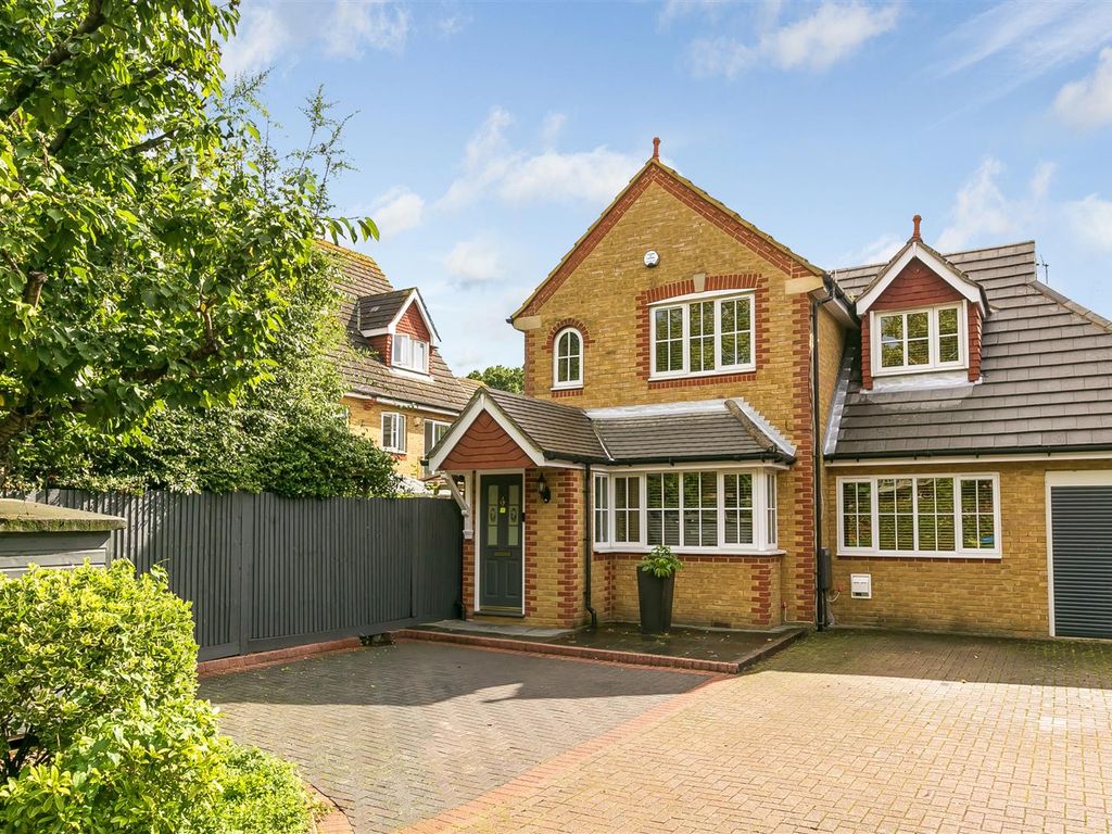 4 bed property for sale in Widewing Close, Teddington TW11, £1,295,000
