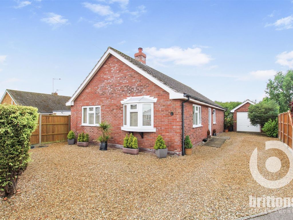 3 bed detached bungalow for sale in Edinburgh Way, Dersingham, King's