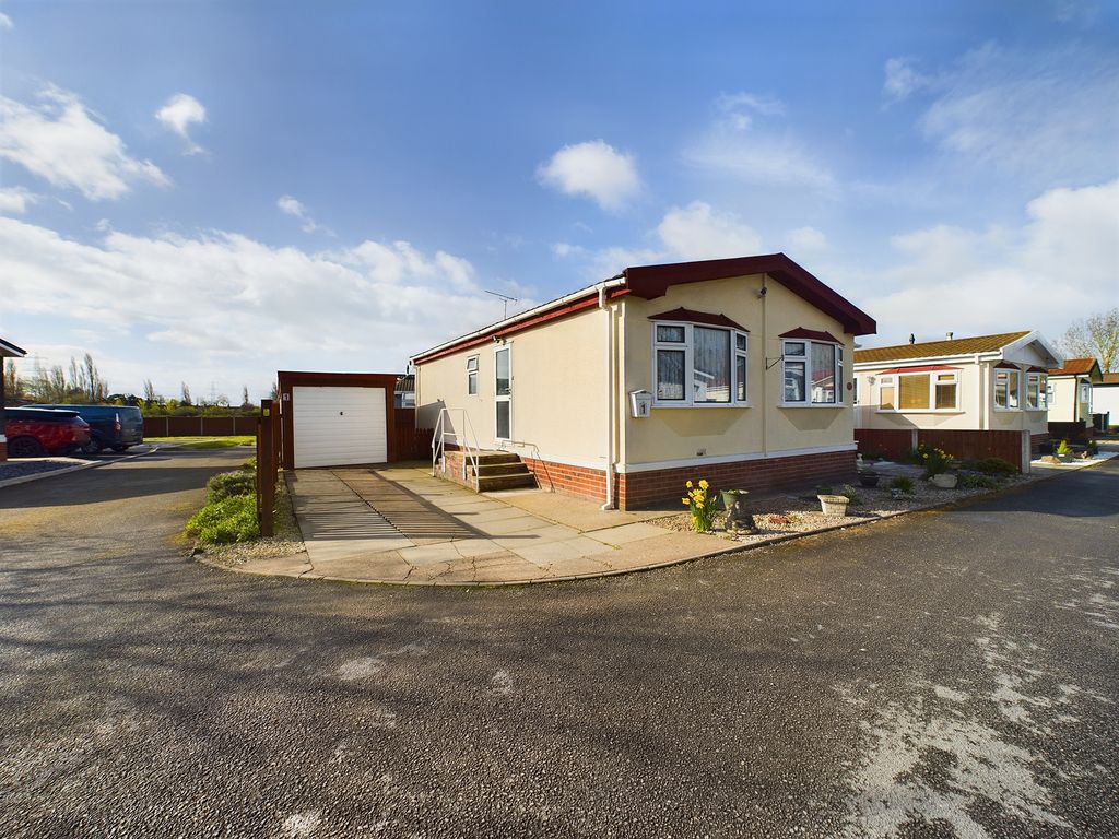 2 bed mobile/park home for sale in The Hawthornes, DunhamOnTrent