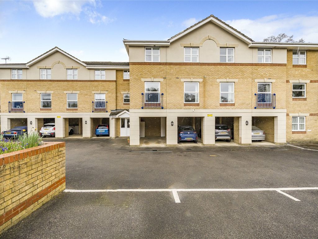 2 bed flat for sale in Woking, Surrey GU21, £225,000 Zoopla