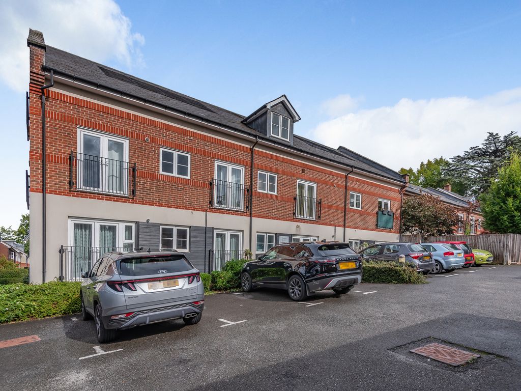 1 bed flat for sale in Weatherill Close, Guildford, Surrey GU1 Zoopla