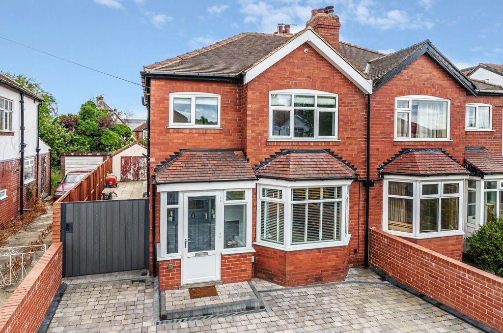 3 bed semidetached house for sale in Wyncliffe Gardens, Moortown