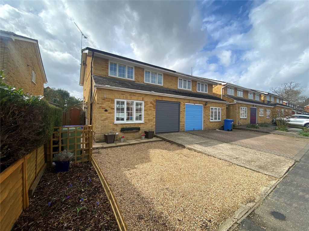 4 bed semidetached house for sale in Ashdown Avenue, Farnborough