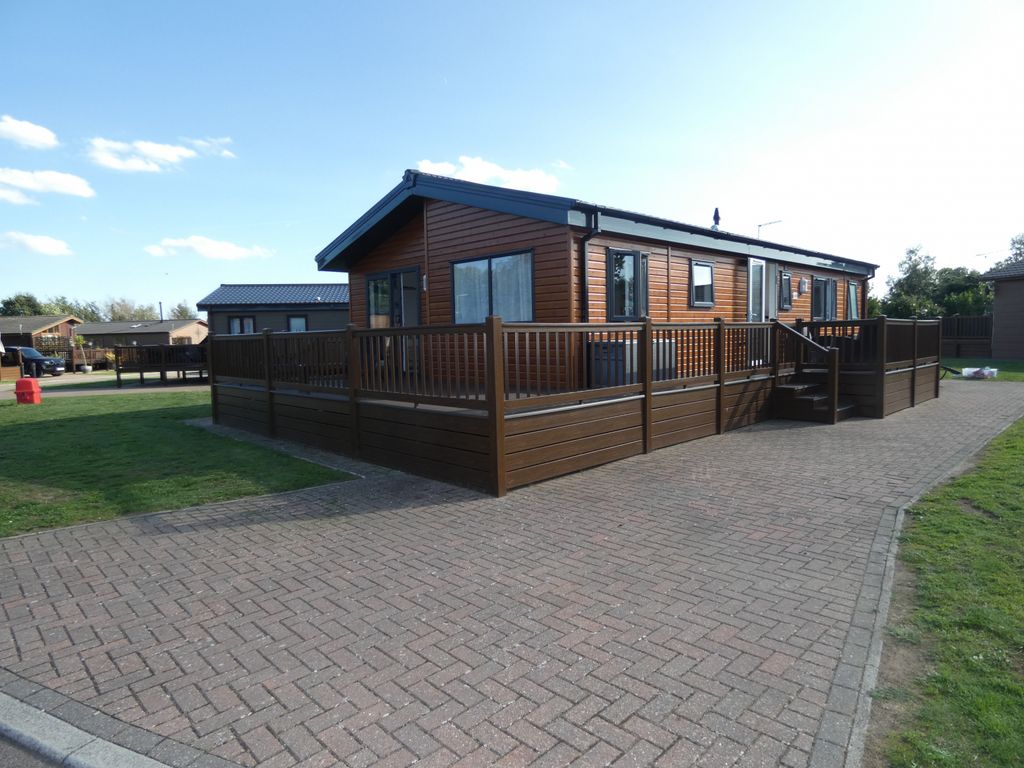 2 bed lodge for sale in Seaview Avenue, West Mersea, Colchester CO5, £