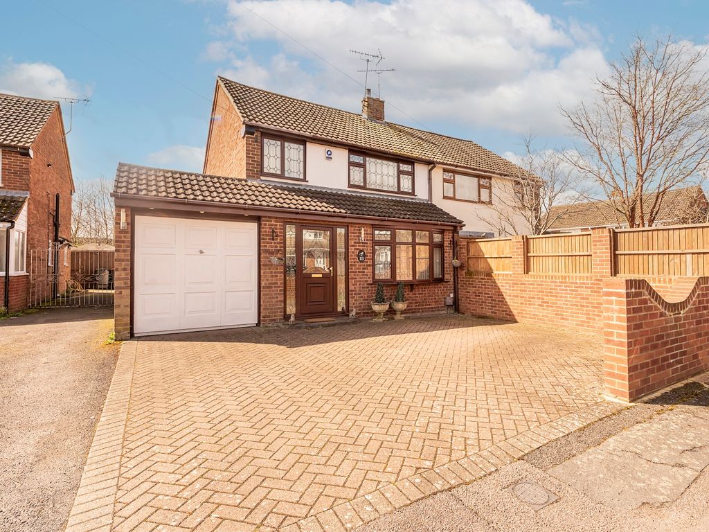 3 bed semidetached house for sale in Enslow Close, Caddington, Luton