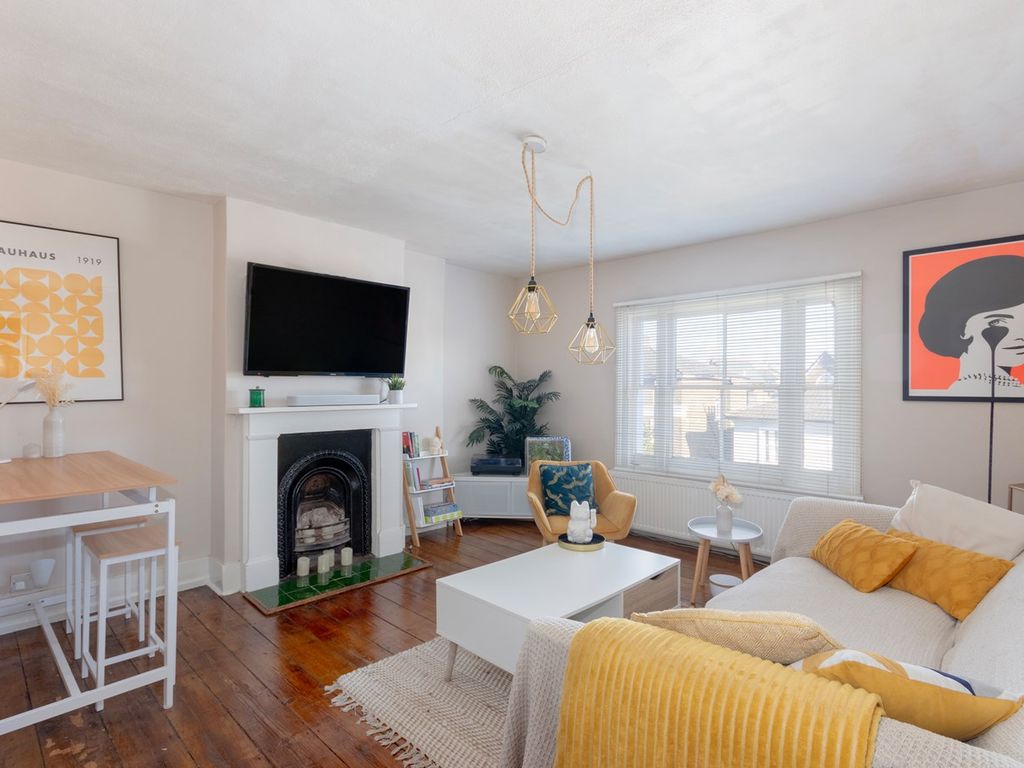 1 bed flat for sale in Stowe Road, Shepherd's Bush, London W12, £425,000 Zoopla