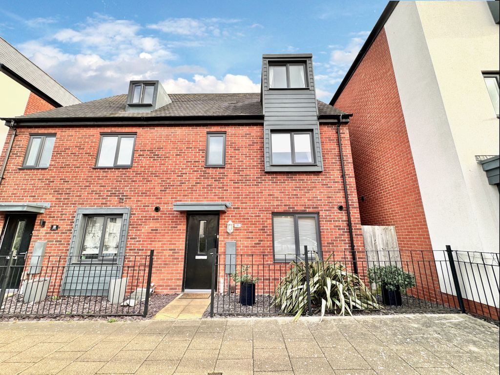 4 bed semidetached house for sale in Birchfield Way, Lawley, Telford