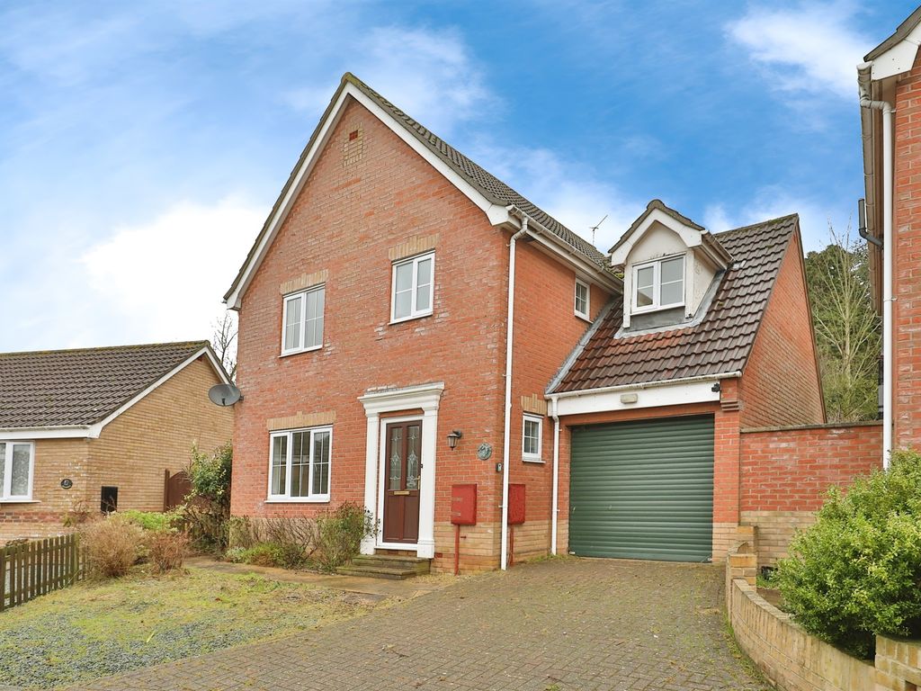 4 bed detached house for sale in Kingfisher Close, Fakenham NR21, £