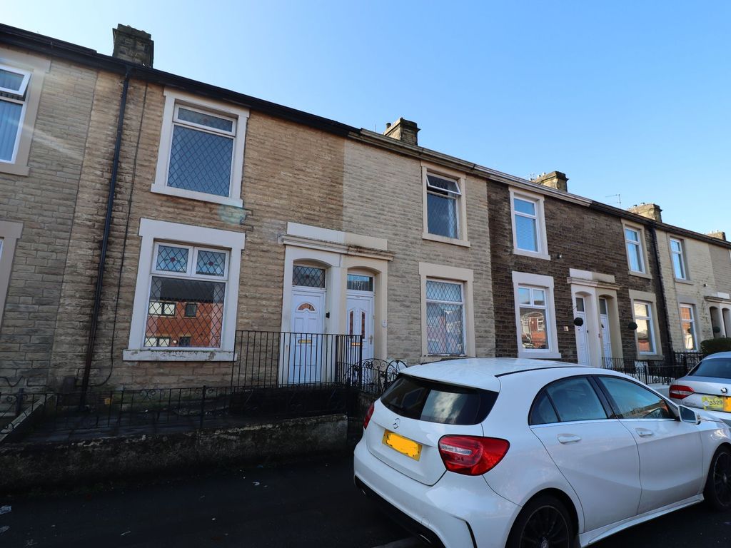 2 bed terraced house to rent in Robinson Street, Blackburn BB1, £725