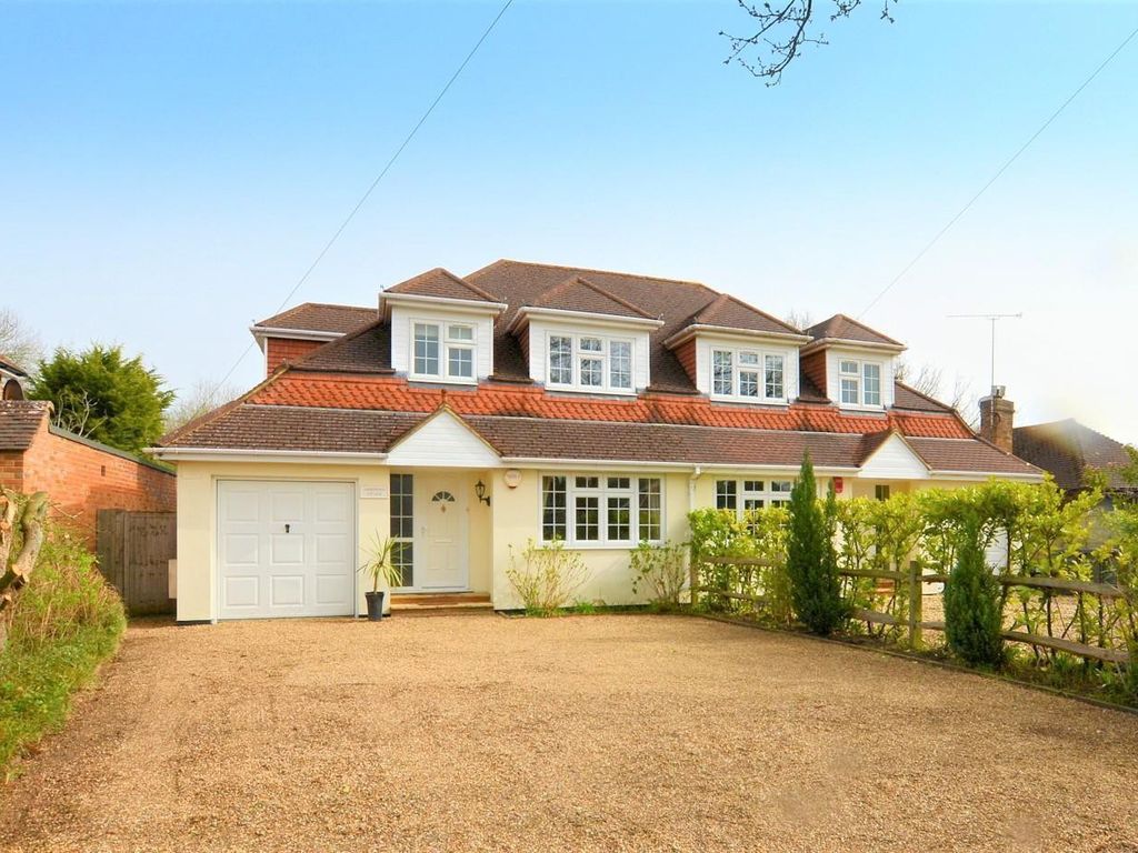 3 bed semidetached house to rent in Forest Road, Effingham Junction