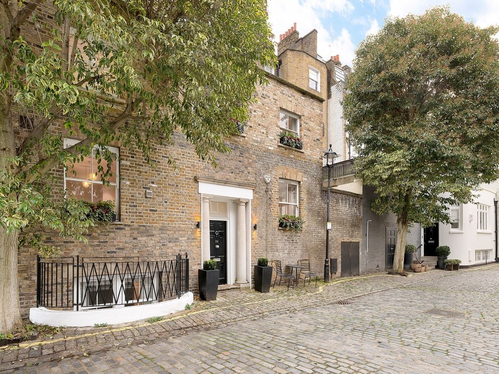 3 bed mews house for sale in Montagu Mews West, London W1H, £3,750,000