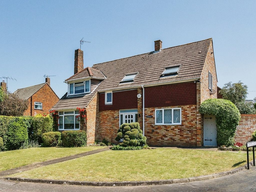 4 bed detached house for sale in Farringford Close, Chiswell Green, St