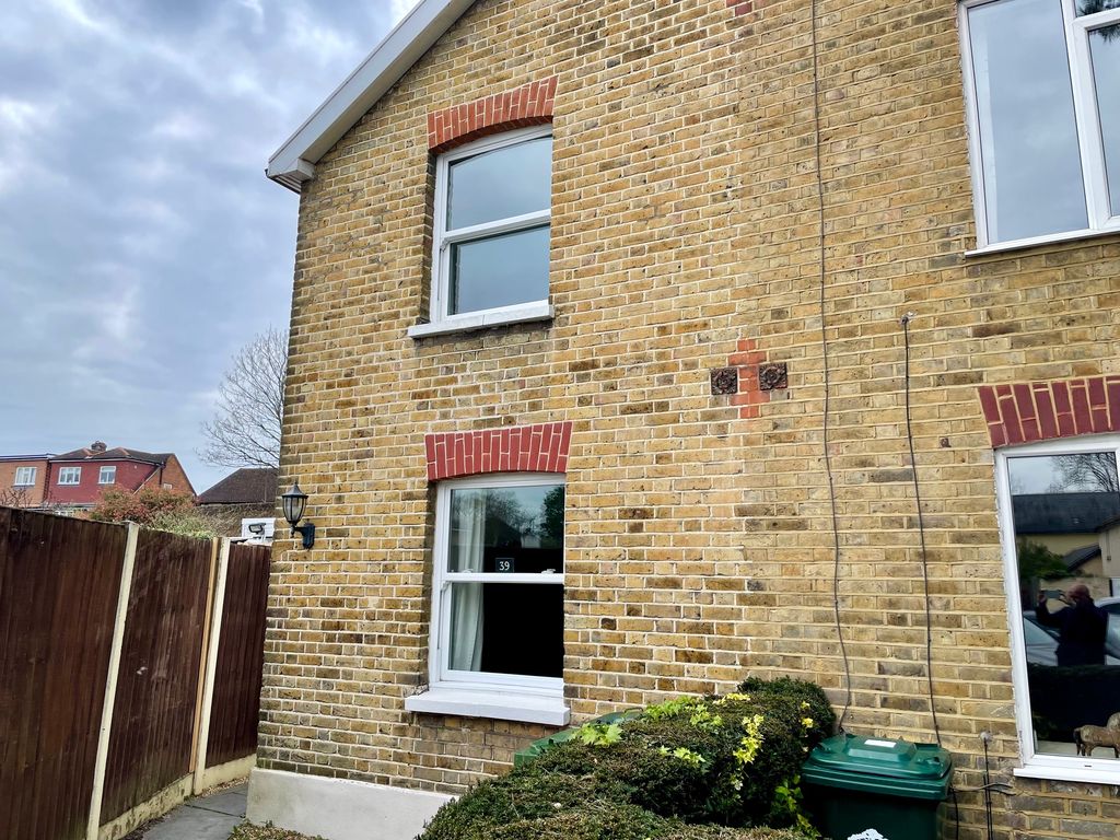 2 bed semidetached house to rent in Upper Halliford Road, Shepperton