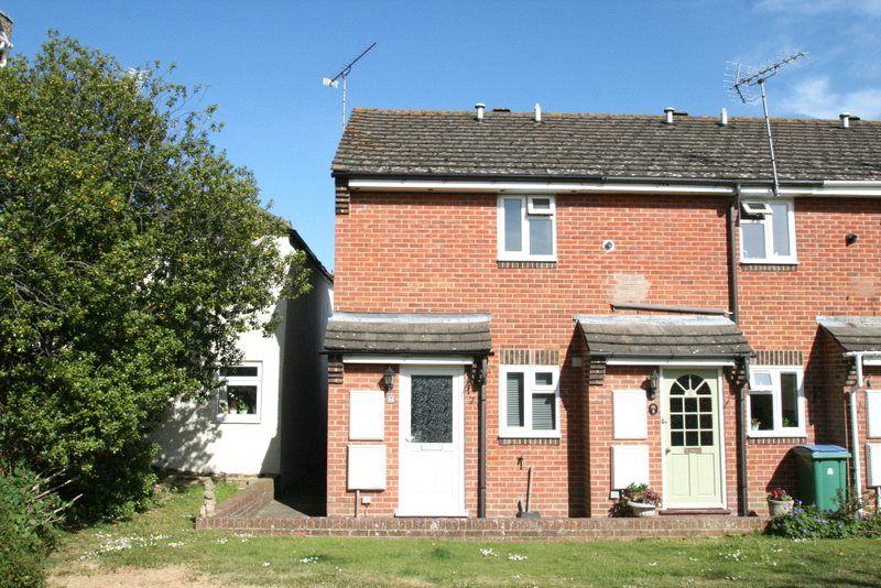 2 bed end terrace house to rent in Hampton Court, River Road
