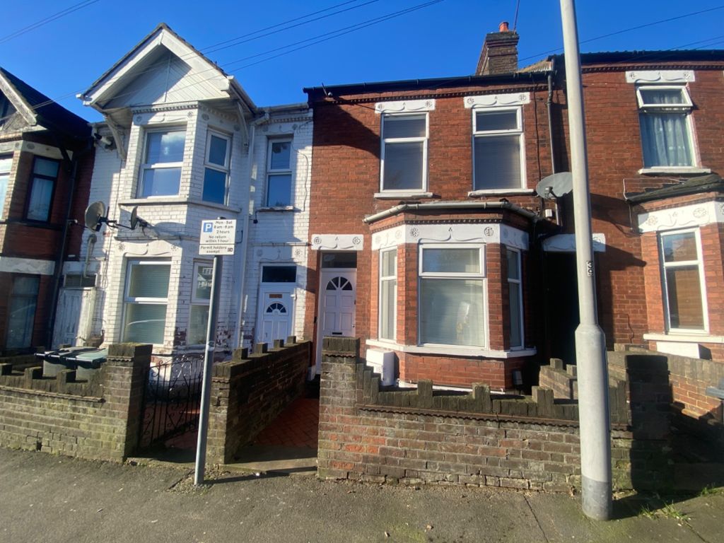 4 bed terraced house for sale in Hitchin Road, Luton, Bedfordshire LU2