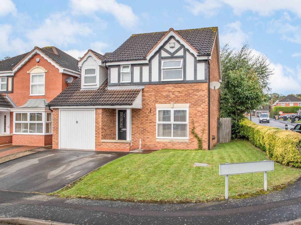 4 bed detached house for sale in Clarendon Close, Redditch