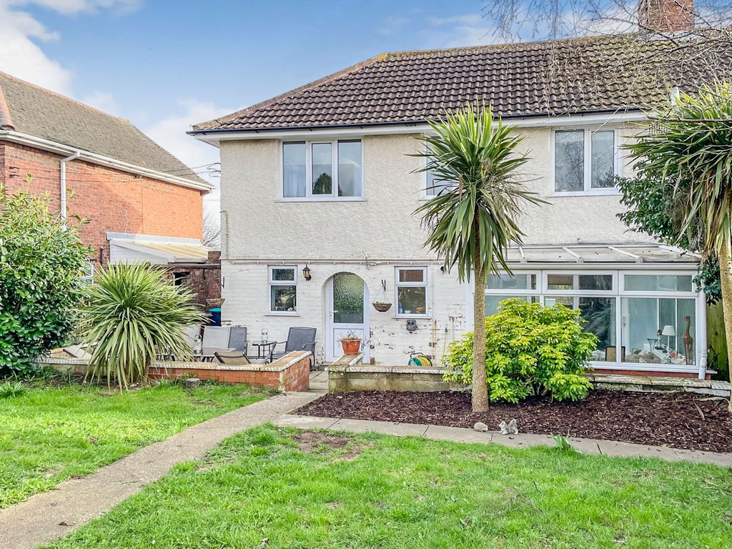 2 bed end terrace house for sale in Walk, Church Warsop