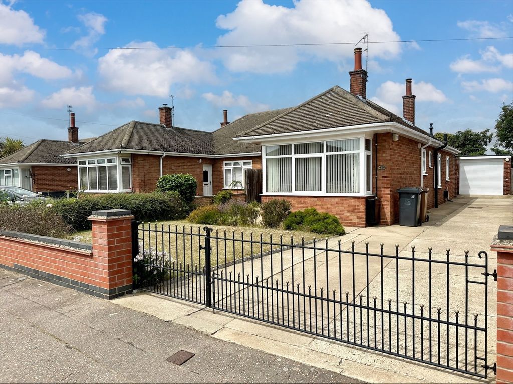 3 bed semidetached bungalow for sale in Chestnut Avenue, Bradwell