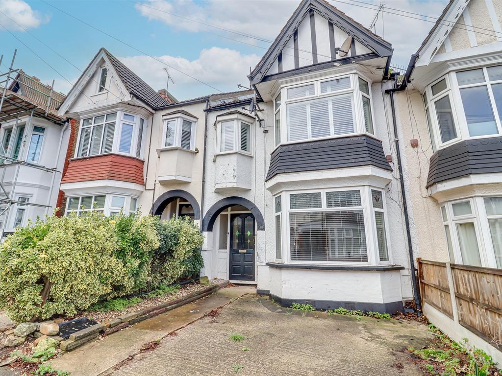 1 bed flat for sale in Oakleigh Park Drive, LeighOnSea SS9, £270,000