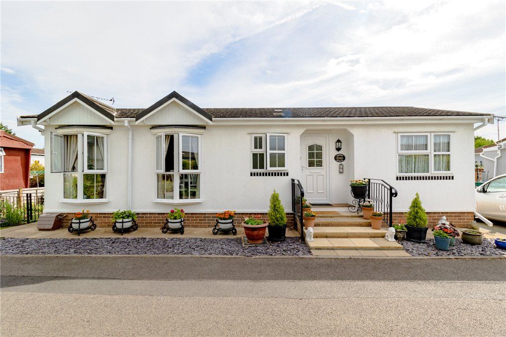 2 bed property for sale in Midway Avenue, Penton Park, Chertsey KT16